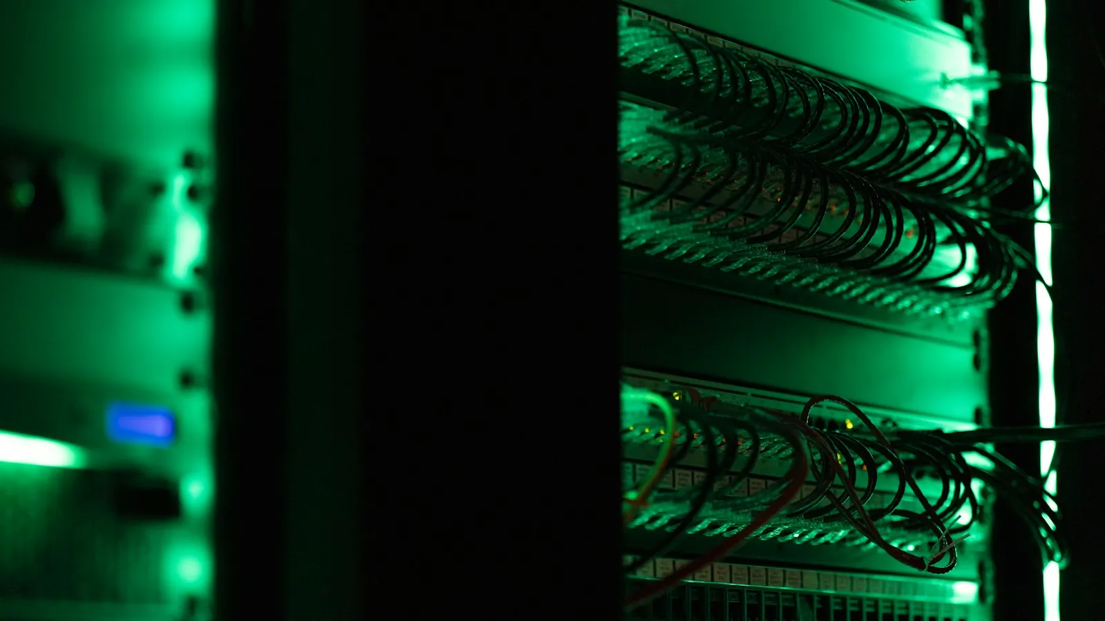 Un bastidor d'equips electrònics en una sala fosca